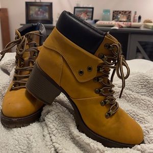 Maurices size 9 boots